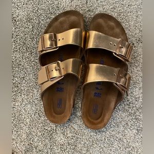 Rose gold metallic Arizona Birkenstocks size 9